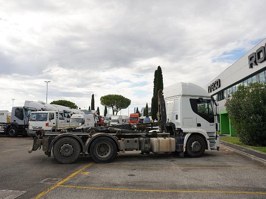Vehicle image 8 / 13