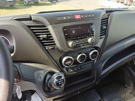 Vehicle image 10 / 12