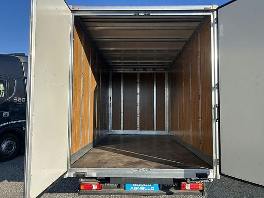 Vehicle image 6 / 12