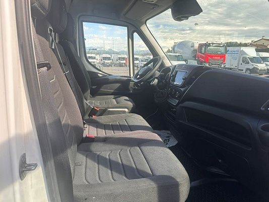 Vehicle image 10 / 18