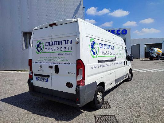 Vehicle image 4 / 8