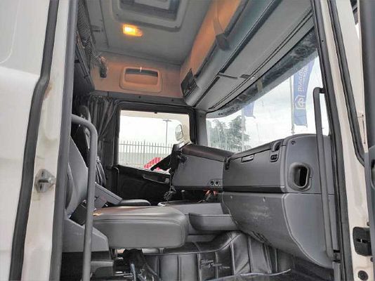 Vehicle image 7 / 12