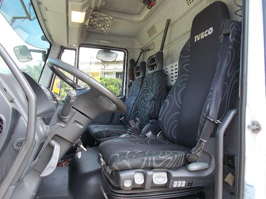 Vehicle image 7 / 12