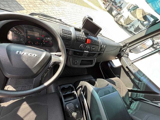 Vehicle image 10 / 15