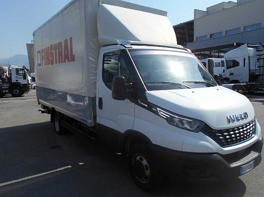 Vehicle image 2 / 8