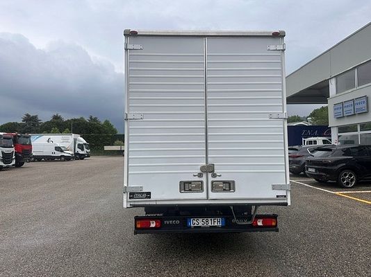 Vehicle image 6 / 18