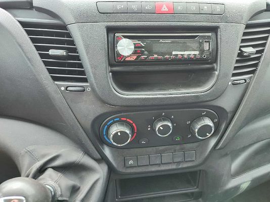 Vehicle image 9 / 10