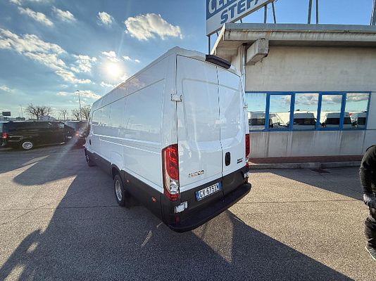 Vehicle image 11 / 15