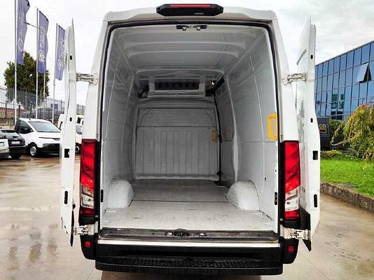 Vehicle image 5 / 11
