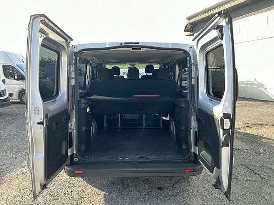 Vehicle image 9 / 15