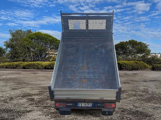 Vehicle image 8 / 15