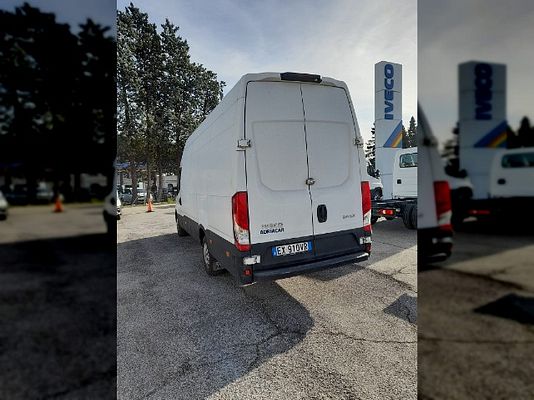 Vehicle image 2 / 3