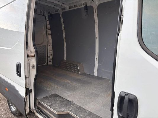 Vehicle image 8 / 14