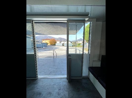 Vehicle image 12 / 15