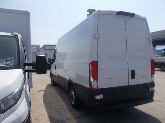 Vehicle image 6 / 8