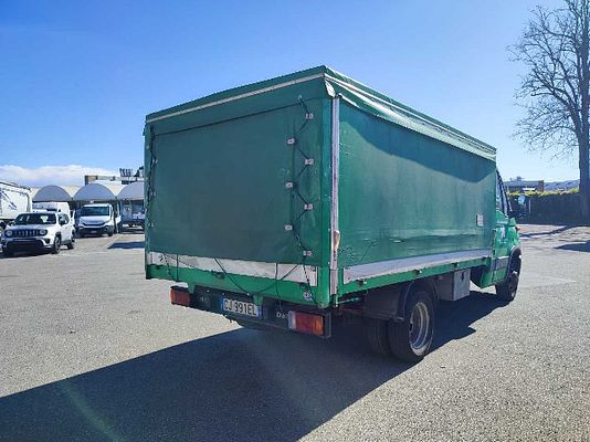 Vehicle image 5 / 9