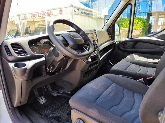 Vehicle image 6 / 10