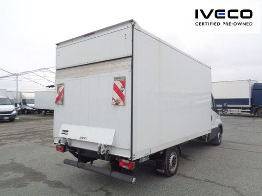 Vehicle image 6 / 16