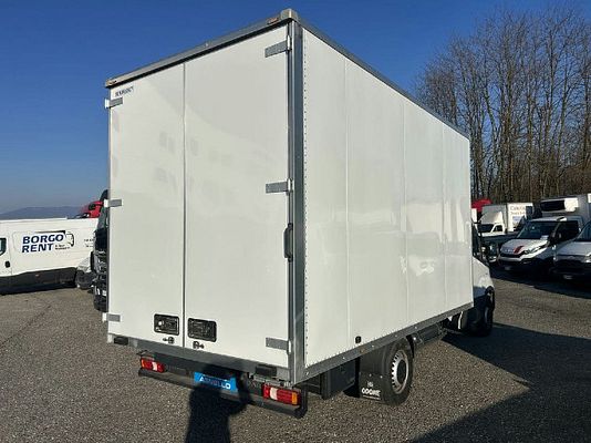 Vehicle image 5 / 12