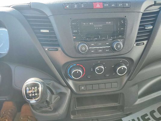 Vehicle image 10 / 12