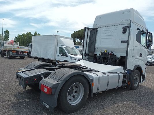 Vehicle image 4 / 5