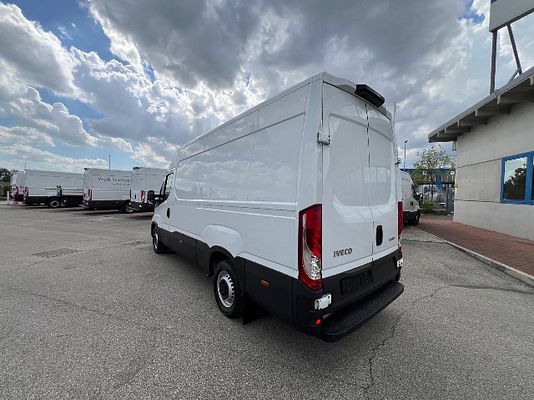 Vehicle image 8 / 13
