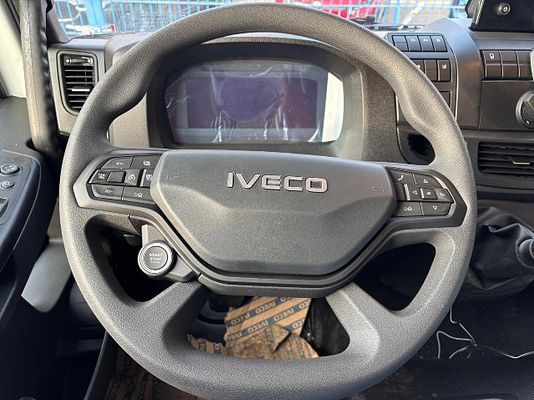 Vehicle image 8 / 15