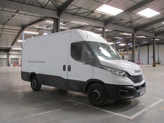 Vehicle image 3 / 5