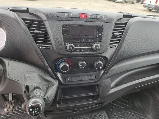 Vehicle image 15 / 17
