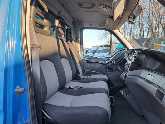 Vehicle image 4 / 16