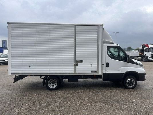 Vehicle image 8 / 18