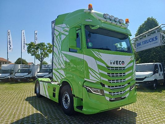 Vehicle image 2 / 16