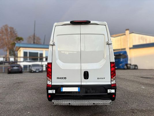 Vehicle image 5 / 14