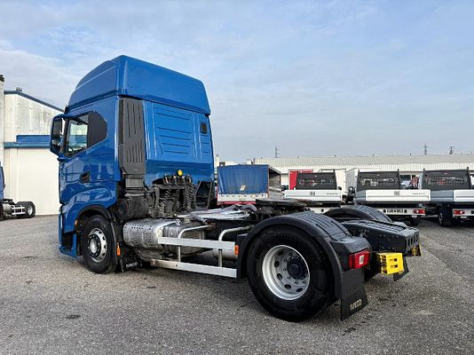 Vehicle image 6 / 15