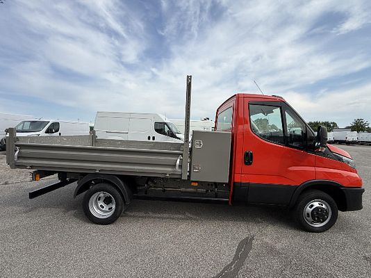 Vehicle image 8 / 11