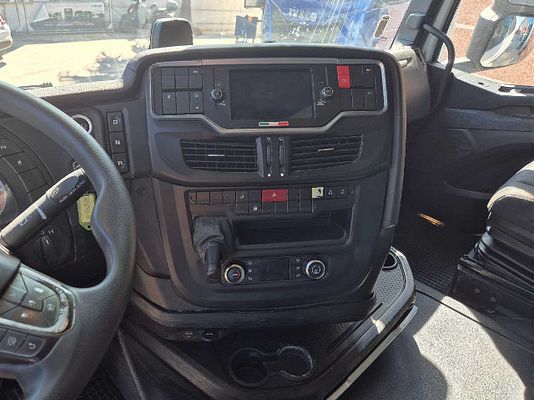 Vehicle image 7 / 9