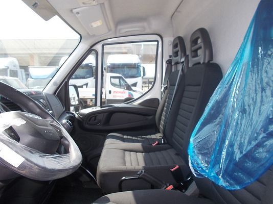 Vehicle image 4 / 8