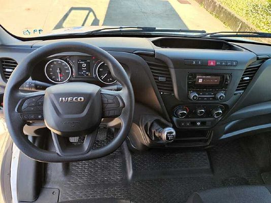 Vehicle image 8 / 11