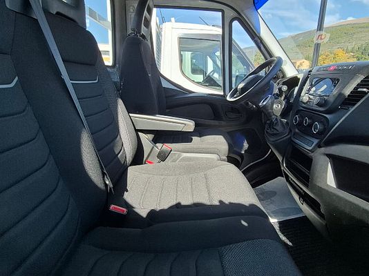 Vehicle image 4 / 9