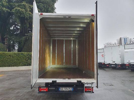Vehicle image 6 / 9