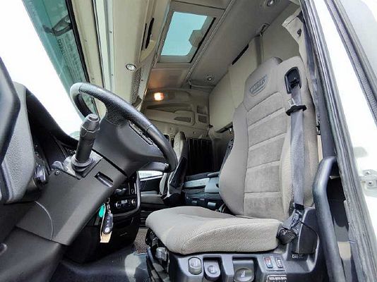 Vehicle image 5 / 16