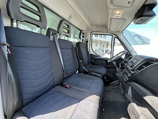 Vehicle image 3 / 19
