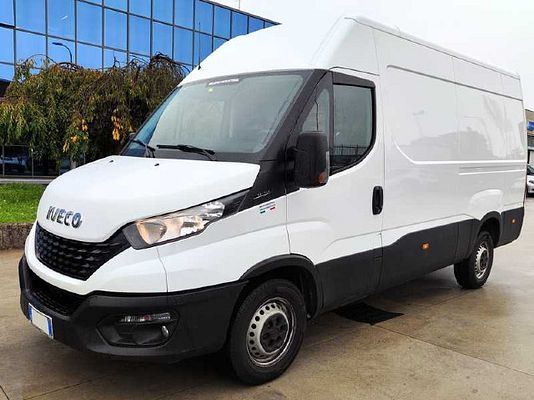 Vehicle image 1 / 9