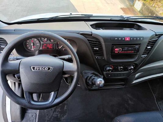 Vehicle image 7 / 9