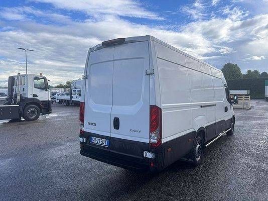 Vehicle image 7 / 18