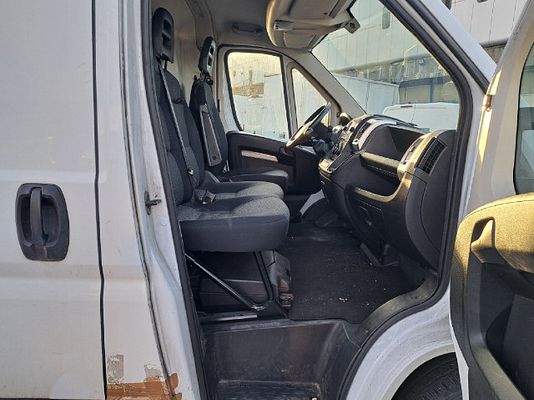 Vehicle image 3 / 12