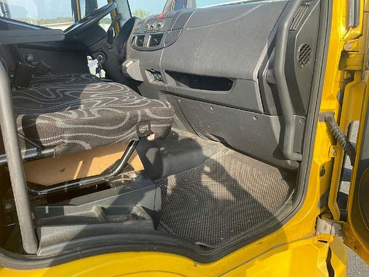 Vehicle image 4 / 19