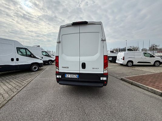 Vehicle image 7 / 15