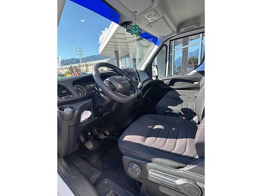 Vehicle image 5 / 8