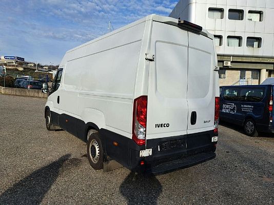 Vehicle image 10 / 15